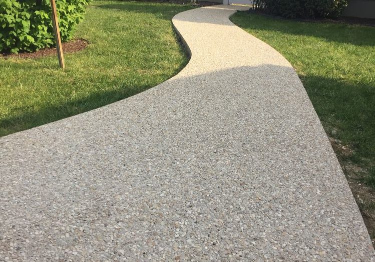 Allée en béton désactivé